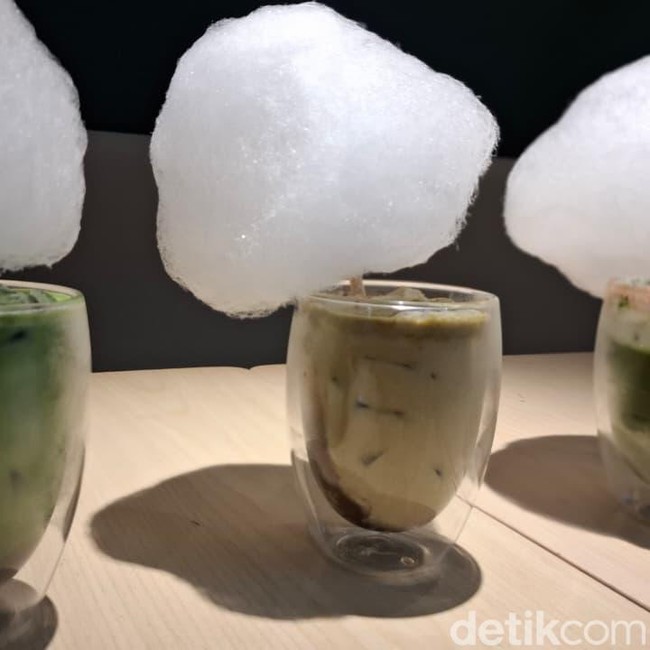 Gemas Banget! Matcha Latte Ini Pakai Gulali yang Mengambang Mirip Awan