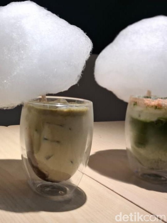 Gemas Banget! Matcha Latte Ini Pakai Gulali yang Mengambang Mirip Awan
