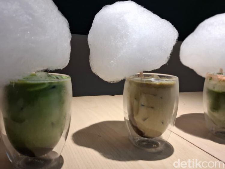 Gemas Banget! Matcha Latte Ini Pakai Gulali yang Mengambang Mirip Awan
