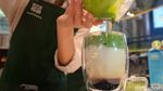 Gemas Banget! Matcha Latte Ini Pakai Gulali yang Mengambang Mirip Awan