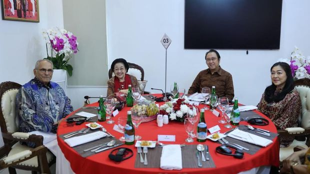Megawati Soekarnoputri saat berdialog dengan José Ramos Horta dan sejumlah ilmuwan peraih Nobel serta Turing Award di gedung Megawati Institute, Jakarta Pusat, Jumat (28/8/2026).