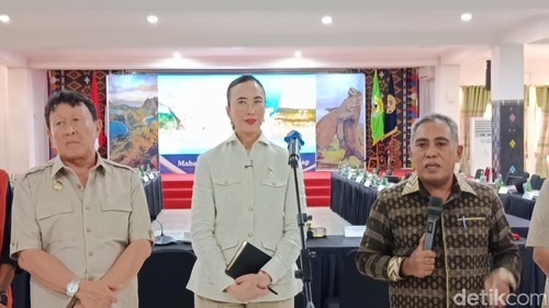 MenparWidiyanti Putri Wardhana memberikan keterangan pers seusai memimpinrakor pemulihan pariwisata Labuan Bajodi kantor bupati Manggarai Barat, NTT, Jumat (28/8/2026). (Foto:Ambrosius Ardin/detikBali)
