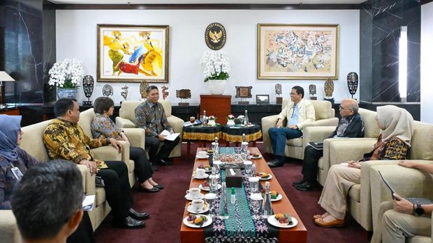 Menteri Keuangan (Menkeu) Purbaya Yudhi Sadewa menerima Kepala Badan Gizi Nasional Sudaryono bersama timnya datang untuk menyampaikan laporan terkait pelaksanaan program Makan Bergizi Gratis (MBG) yang saat ini sedang dalam proses perbaikan tata kelola di Kantor Kementerian Keuangan, Jakarta. (Instagram/menkeuri)