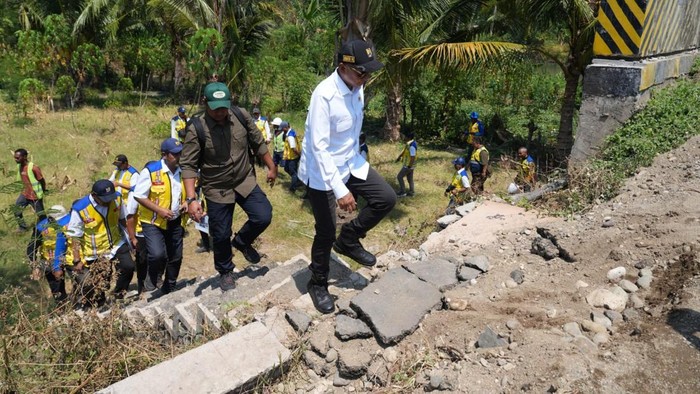 Menteri PU Cek Gempa Flores di Manggarai