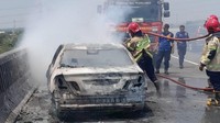 Mobil Terbakar di Tol MBZ, Sopir dan Penumpang Selamatkan Diri