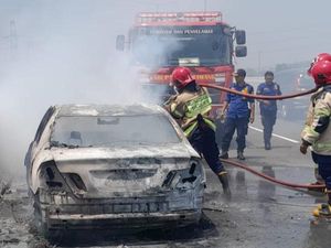 Video: Kronologi Mobil Terbakar di Tol MBZ
