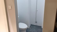 Kamar mandi unit ini tampak berukuran sama dengan tipe studio. Foto: Danica Adhitiawarman