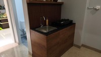 Meja dapur menghadap langsung ruang keluarga. Mejanya muat untuk kompor dua tungku dan wastafel. Foto: Danica Adhitiawarman