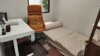 Kemudian, ini bentuk kamar satu lagi yang cocok buat anak. Kamar ini dapat diisi single bed, meja belajar, dan rak. Foto: Danica Adhitiawarman
