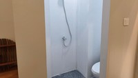 Kamar mandi unit ini tidak terlalu luas. Isinya ada kloset duduk dan shower. Foto: Danica Adhitiawarman