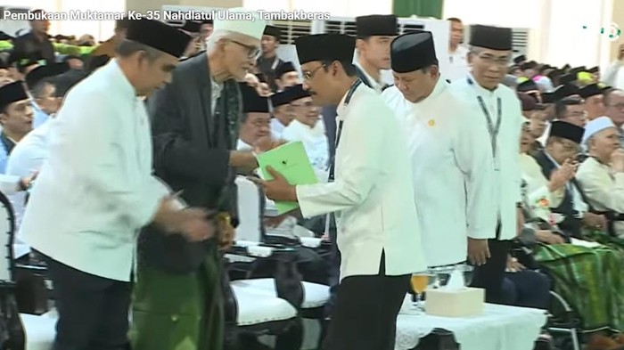 Momen Gus Ipul tak menyalami Gus Yahya setelah pidato pembukaan Muktamar ke-35 NUdi PP Bahrul Ulum Tambakberas Jombang