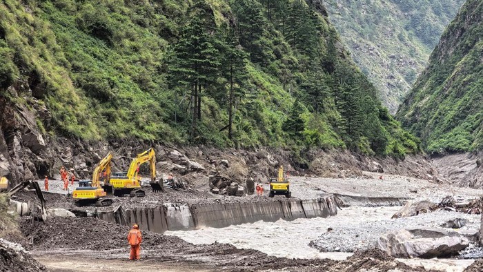 Dampak bencana banjir bandang dan tanah longsor di Gyirong, Tibet (via REUTERS/CHINA DAILY)