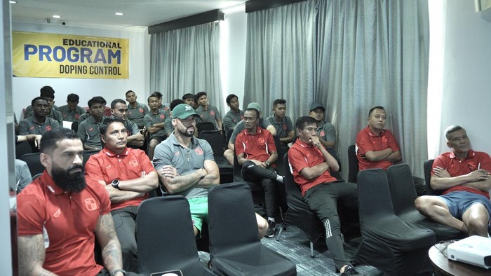 Para pemain dan official PS Barito Putera saat mengikuti program edukasi Laws of The Game (LoTG). (Istimewa)