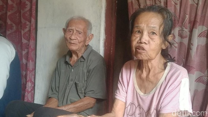 Pasangan suami istri lansia, Dayat (77) dan Darmi (63), warga Kayugeritan, Kabupaten Pekalongan dicoret bansos gegara terindikasi judol, Jumat (28/8/2026).