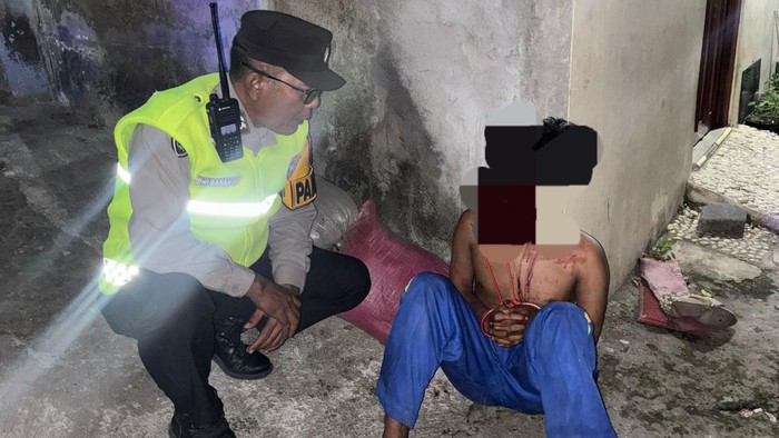 Pelaku pencurian, AM, saat diamankan di kawasan Purwodiningratan, Kecamatan Jebres, Kota Solo, Jumat (28/8/2026).