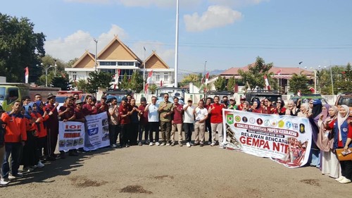 Pelepasan relawan dan armada kemanusiaan yang dikirim Pemkot Bima, NTB, untuk membantu korban gempa di Pulau Flores, NTT, Jumat (28/8/2026). (Rafiin/detikBali)
