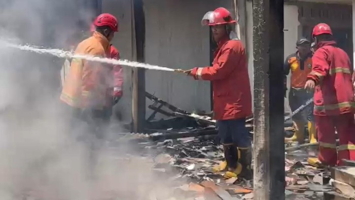 Pemadaman rumah dan kandang kambing yang terbakar di Desa Sokawera, Kecamatan Cilongok, Banyumas, Jumat (28/8/2026).