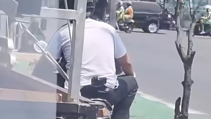 Pembonceng motor yang terekam membawa benda mirip pistol di Dongkelan, Bantul, Kamis (27/8/2026).