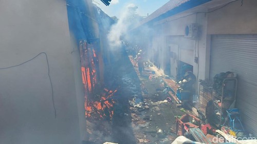 Penanganan kebakaran ruko di Jalan Kendedes, Kuta, Jumat (28/8/2026).