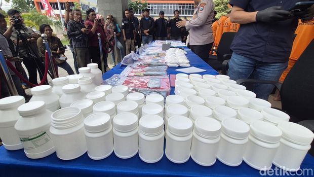 Pengungkapan kasus peredaran Pil Koplo di Gresik. Pengungkapan kasus peredaran Pil Koplo di Gresik.