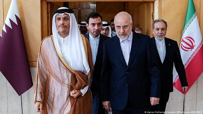 Ketua Parlemen Iran Mohammad Bagher Ghalibaf (ka.) menyambut Perdana Menteri dan Menteri Luar Negeri Qatar, Mohammed bin Abdulrahman al-Thani, Kamis (27/8) (Iranian Parliament Speaker Office/Handout/REUTERS)