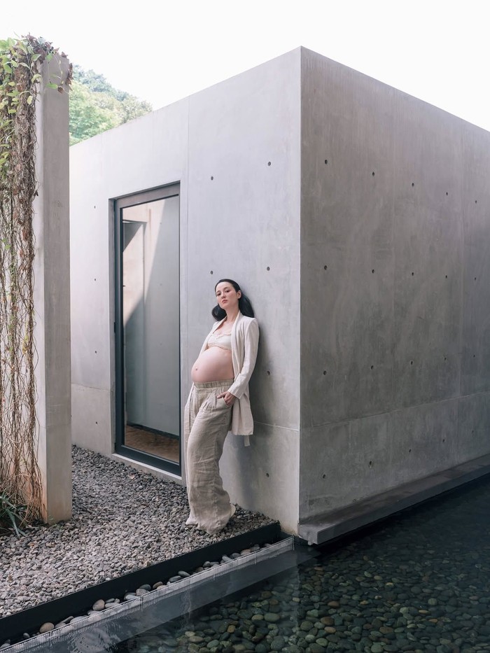 Pesona Julie Estelle saat Baking Kue hingga Menikmati Floating Breakfast