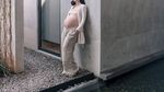 Pesona Julie Estelle saat Baking Kue hingga Menikmati Floating Breakfast