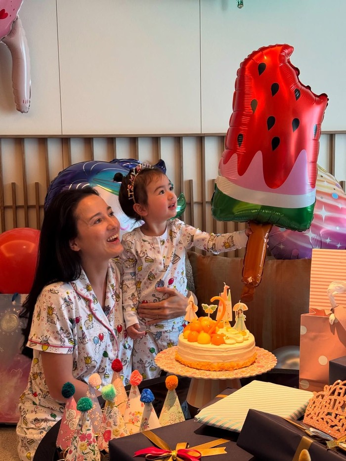 Pesona Julie Estelle saat Baking Kue hingga Menikmati Floating Breakfast