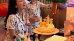 Pesona Julie Estelle saat Baking Kue hingga Menikmati Floating Breakfast