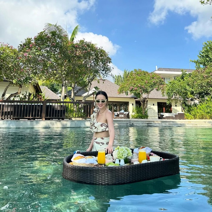 Pesona Julie Estelle saat Baking Kue hingga Menikmati Floating Breakfast
