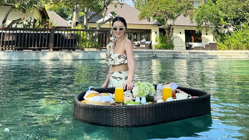 Pesona Julie Estelle saat Baking Kue hingga Menikmati Floating Breakfast