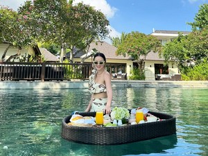 Pesona Julie Estelle saat Baking Kue hingga Menikmati Floating Breakfast
