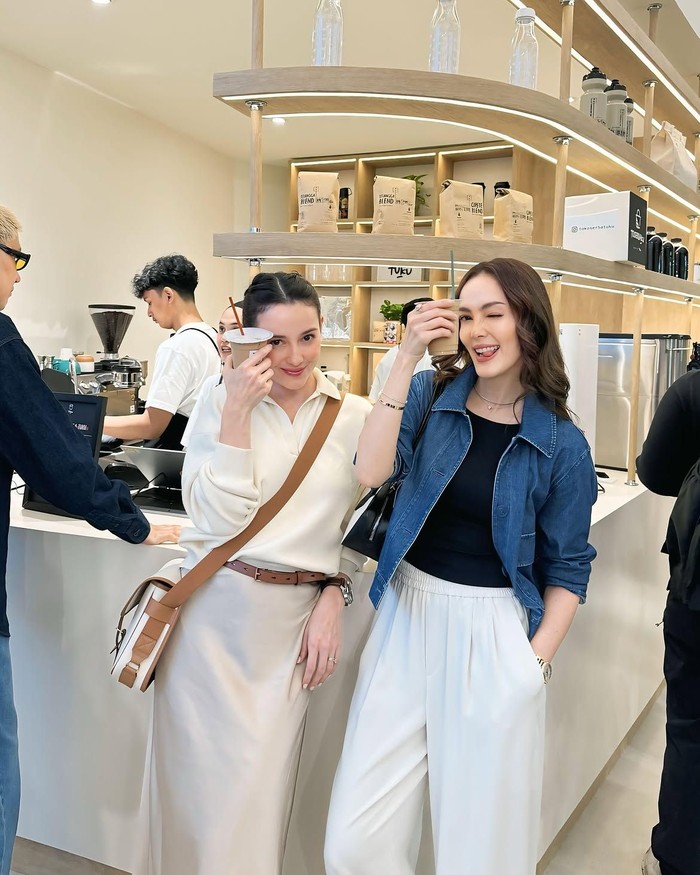 Pesona Julie Estelle saat Baking Kue hingga Menikmati Floating Breakfast