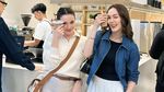 Pesona Julie Estelle saat Baking Kue hingga Menikmati Floating Breakfast