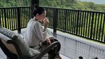 Pesona Julie Estelle saat Baking Kue hingga Menikmati Floating Breakfast
