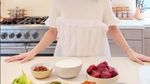 Pesona Julie Estelle saat Baking Kue hingga Menikmati Floating Breakfast