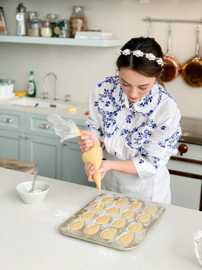 Pesona Julie Estelle saat Baking Kue hingga Menikmati Floating Breakfast