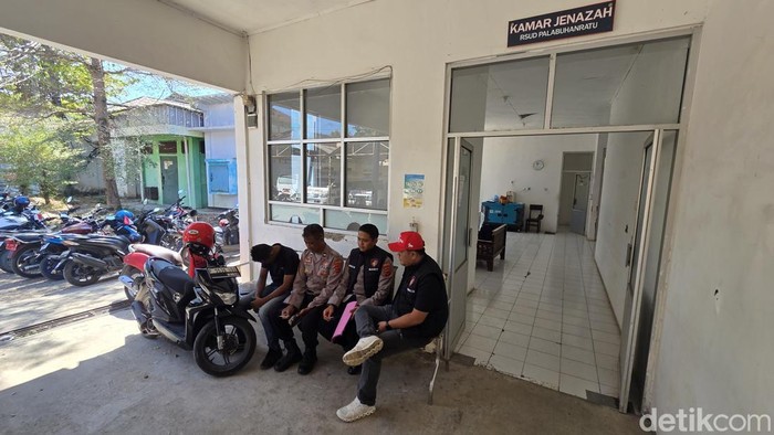 Petugas Inafis dan Satpolair usai memeriksa kondisi jasad wanita di Karang Hawu