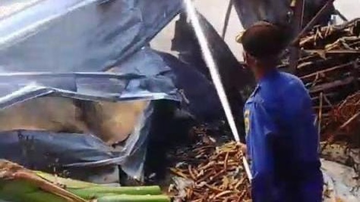 Petugas tengah melakukan pemadaman gudang kapuk di Desa Karaban Kecamatan Gabus, Jumat (28/8/2026).