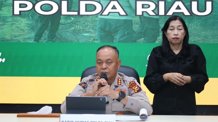 Polda Riau mengungkap 37 kasus karhutla dan menangkap 40 tersangka selama periode Januari-Agustus 2026. Kabid Humas Polda Riau Kombes Akmadi dan Dirreskrimsus Polda Riau Kombes Ade Kuncoro Ridwan dalam jumpa pers.
