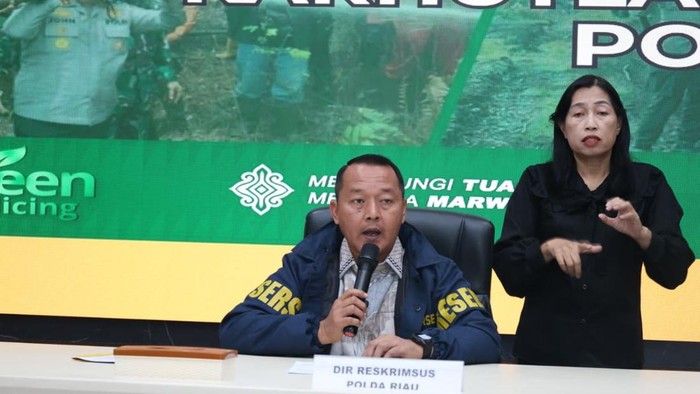 Polda Riau mengungkap 37 kasus karhutla dan menangkap 40 tersangka selama periode Januari-Agustus 2026. Kabid Humas Polda Riau Kombes Akmadi dan Dirreskrimsus Polda Riau Kombes Ade Kuncoro Ridwan dalam jumpa pers.
