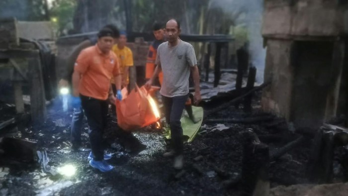 Polisi melakukan olah TKP dan mengevakuasi jenazah korban