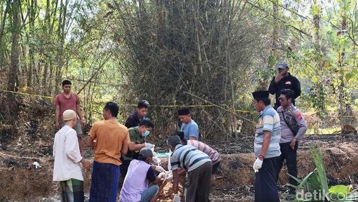 Polisi melakukan olah TKP penemuan mayat di Sumenep