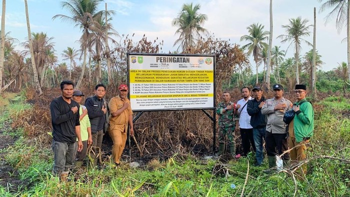 Polisi melakukan patroli dan pengecekan plang memastikan lahan eks karhutla di Rokan Hilir, Riau tak digunakan kembali, Jumat (28/8/2026).