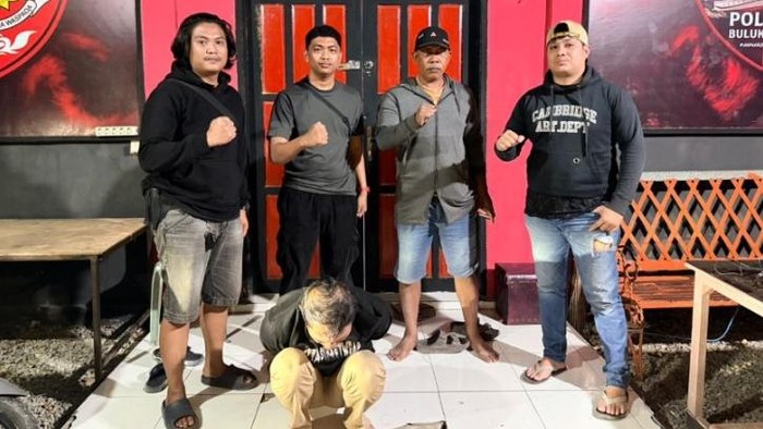Polisi menangkap ASH (46) di Bulukumba karena mencuri HP milik MR (52) untuk membeli narkoba dan judi online.