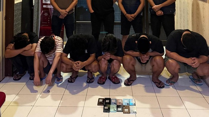 Polisi menangkap enam pria di Parepare terkait penipuan penjualan iPhone online. Pelaku menggunakan grup Facebook untuk menipu korban.