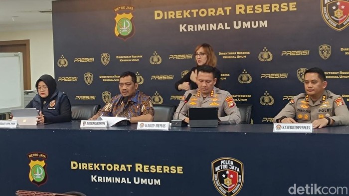 Polisi mengamankan ratusan orang terkait kericuhan usai berakhirnya demo di depan gedung DPR kemarin. Sebanyak 45 orang telah ditetapkan sebagai tersangka. (Rizky AM/detikcom)