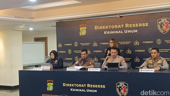 Polisi mengamankan ratusan orang terkait kericuhan usai berakhirnya demo di depan gedung DPR kemarin. Sebanyak 45 orang telah ditetapkan sebagai tersangka. (Rizky AM/detikcom)