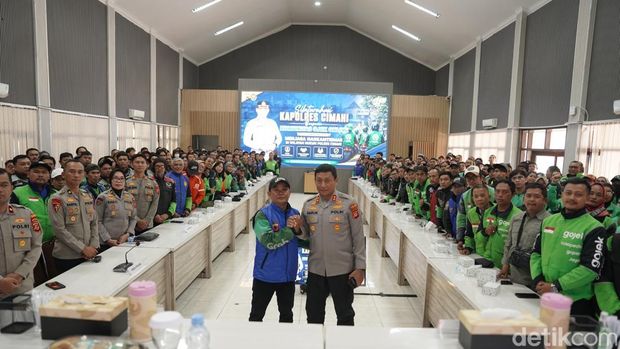 Polisi saat melakukan pengarahan pada ojol untuk jaga kamtibmas di Cimahi dan KBB Polisi saat melakukan pengarahan pada ojol untuk jaga kamtibmas di Cimahi dan KBB