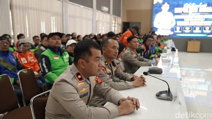 Polisi saat melakukan pengarahan pada ojol untuk jaga kamtibmas di Cimahi dan KBB